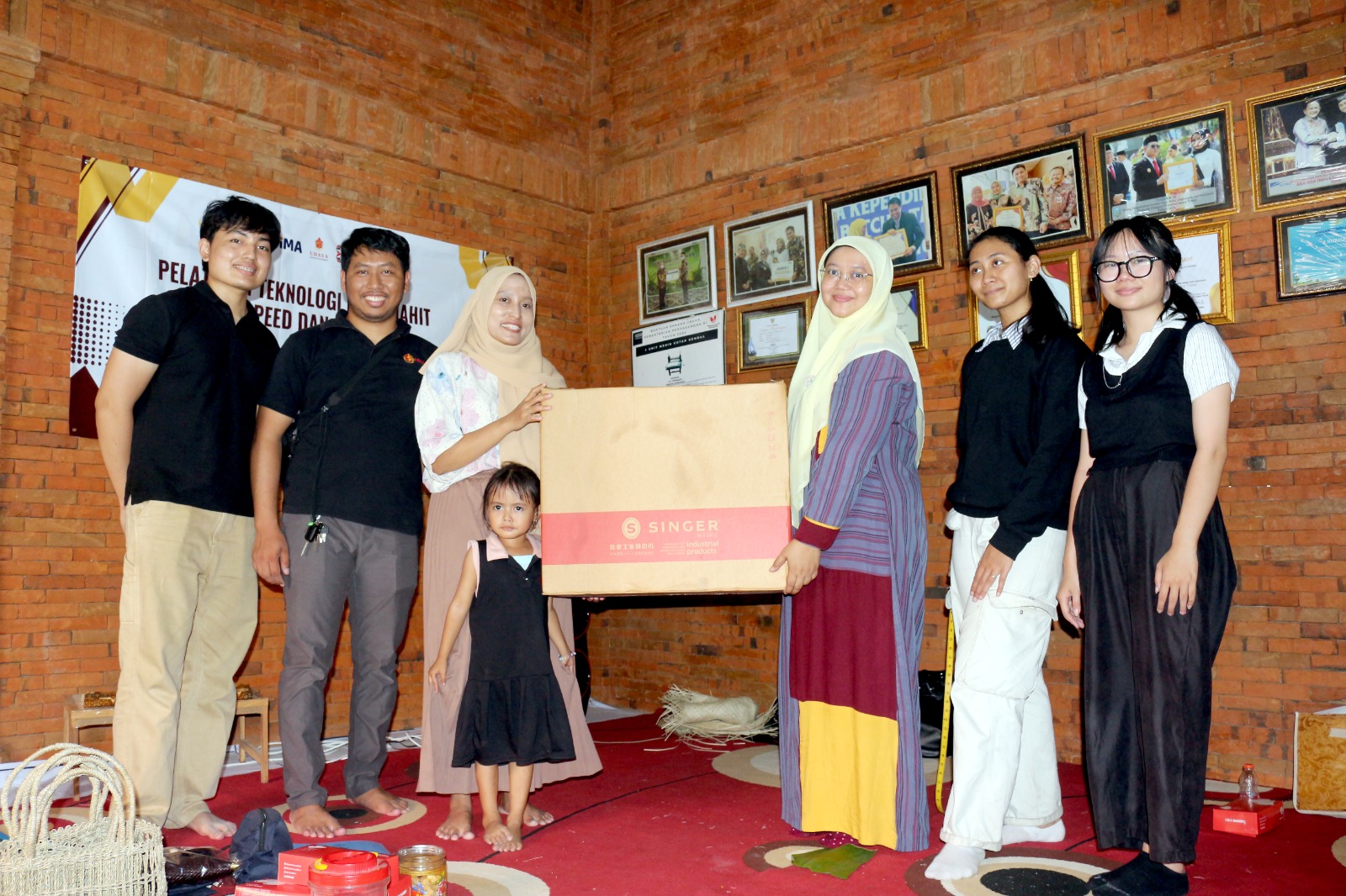 Sejumlah dosen dari Universitas Surabaya (Ubaya) dan Universitas Dinamika mendampingi pelaku UMKM di Jombang dalam program pengabdian kepada masyarakat