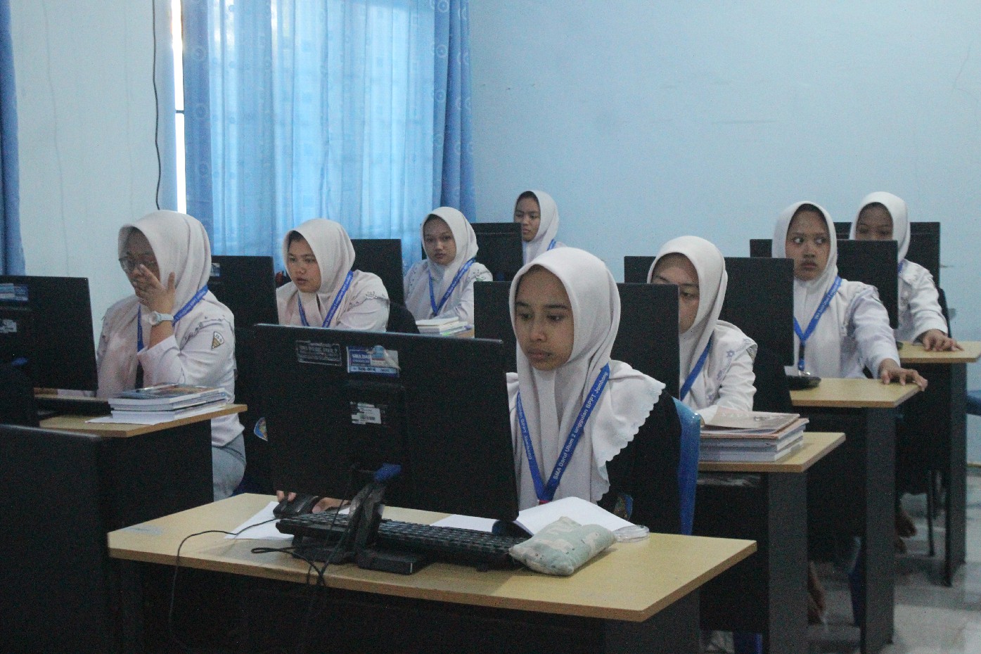 Siswa SMA Darul Ulum 2 Unggulan BPPT saat belajar di lab komputer