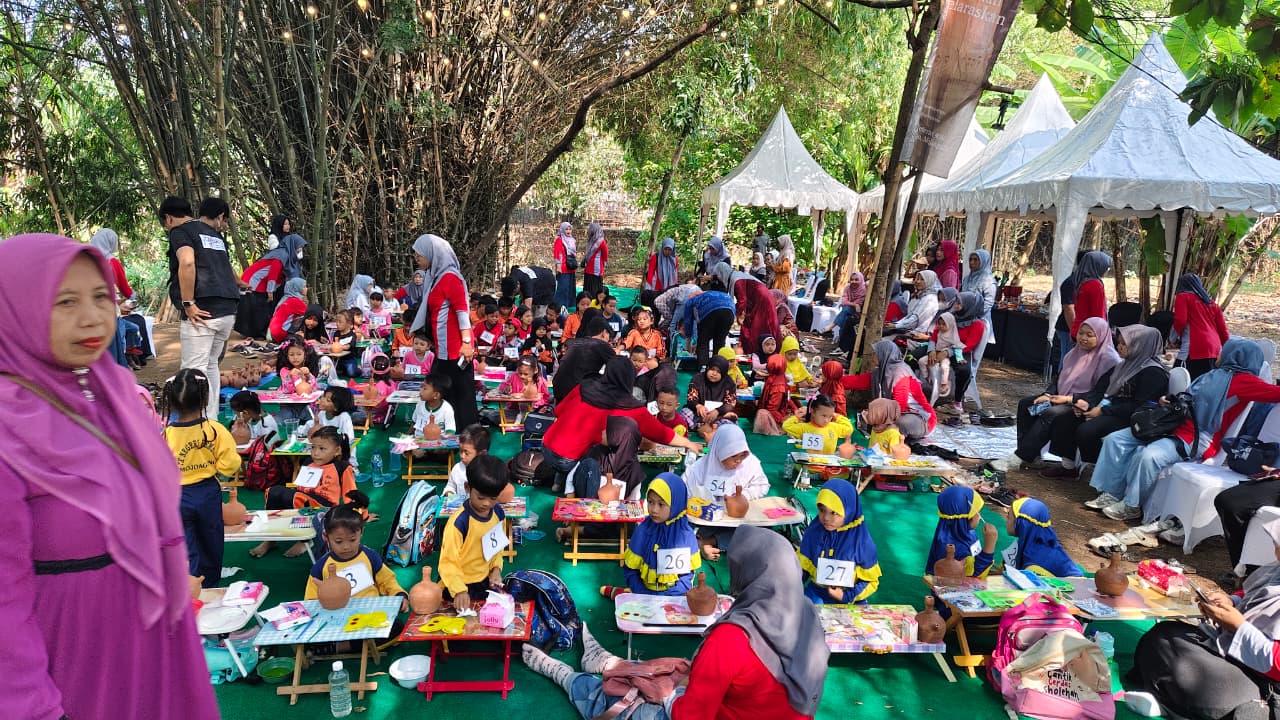 KREATIF: Siswa SD dan TK mengikuti lomba melukis tembikar di Pasar Barongan Desa Mojotrisno Kecamatan Mojoagung, Minggu (5/10).  &nbsp;