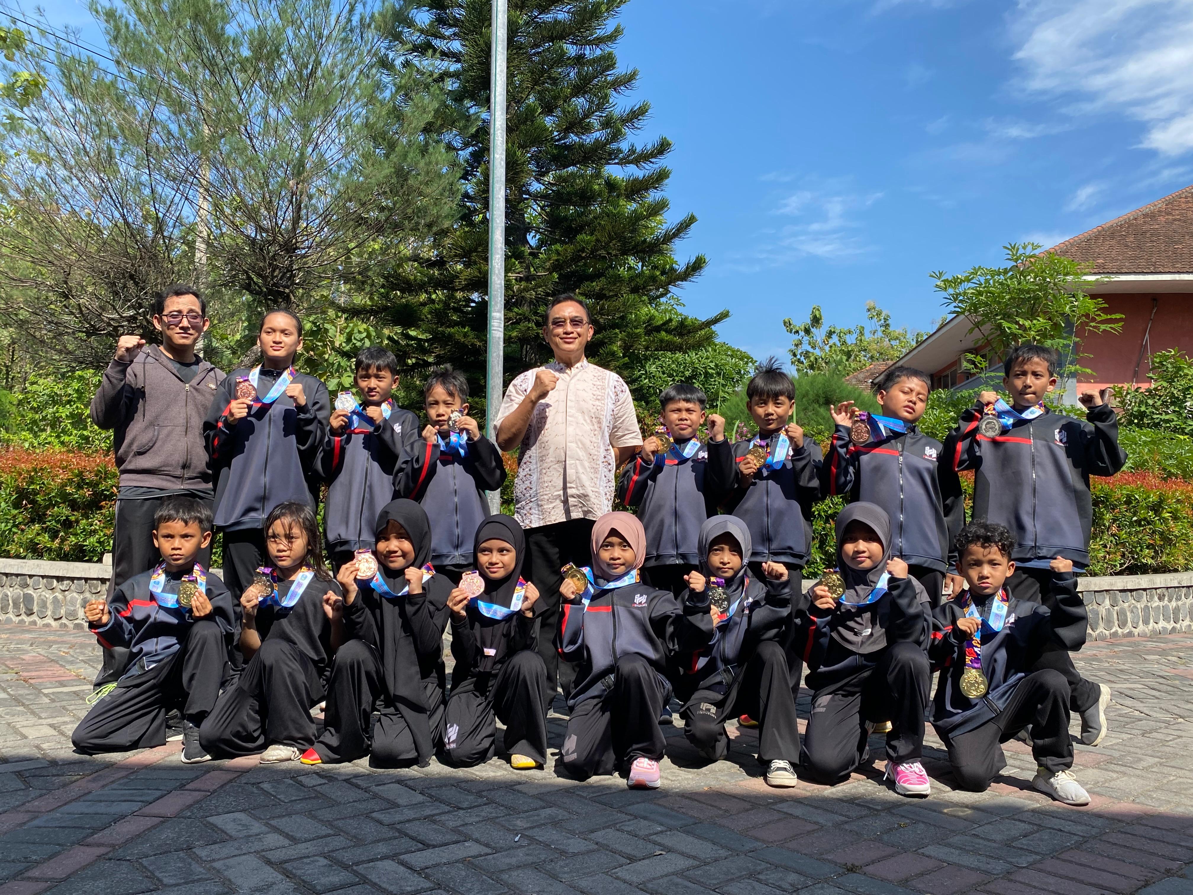 BERPRESTASI: Ketua Umum Wushu Indonesia Kabupaten Jombang, Dr dr KH M Zulfikar As&rsquo;ad MMr, bersama atlet dari klub Himmah Wushu Jombang, kemarin.  &nbsp;