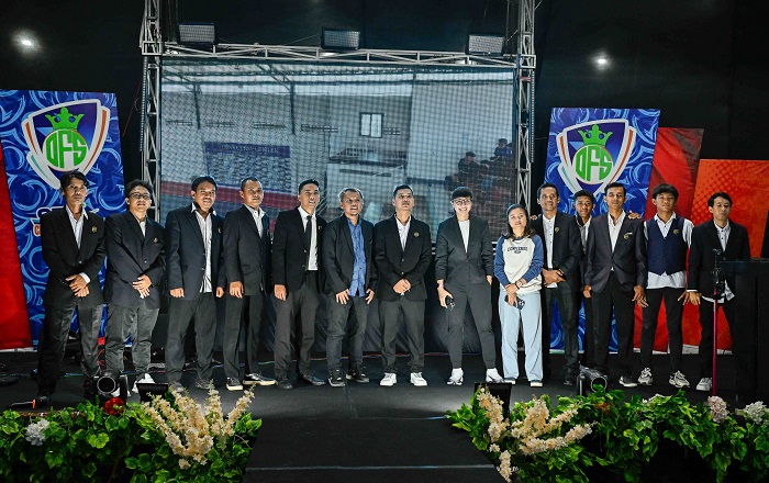 Dwi Aris/Jawa Pos Radar Jombang  MERIAH: Manajemen OFS Futsal Center dan undangan saat pagelaran OFS Award 2025, Minggu (28/9) malam.  &nbsp;