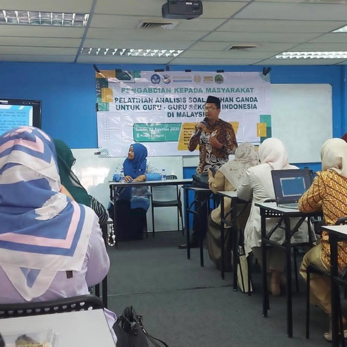 INOVASI: Tim FT UNESA yang melaksanakan program PKM internasional di Sekolah Indonesia Kuala Lumpur (SIKL) Malaysia, Sabtu (23/8/2025).  &nbsp;
