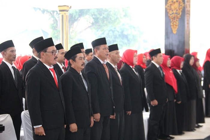 DILANTIK: Kepala sekolah yang dilantik Bupati Warsubi di Pendopo Kabupaten Jombang, Jumat (20/6).