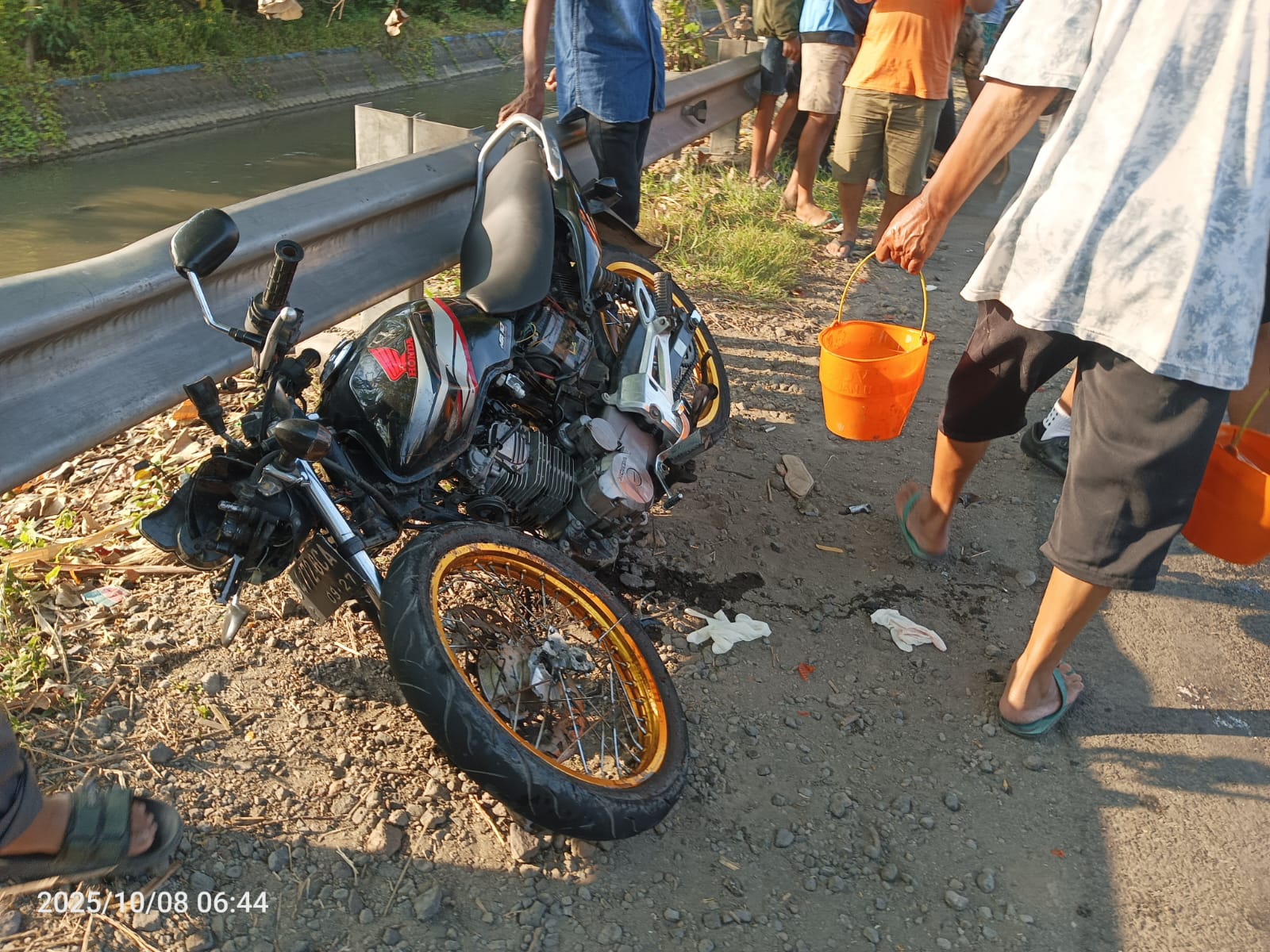 Kondisi motor korban yang rusak usai beradu dengan truk