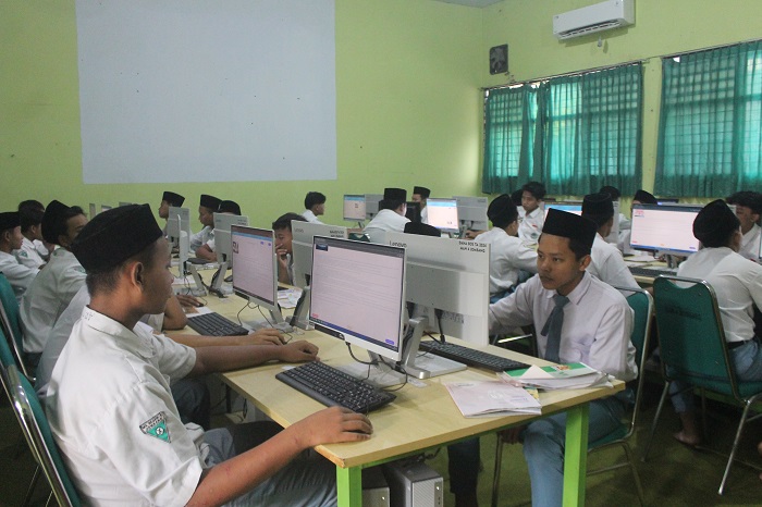 SERIUS: Siswa MAN 4 Jombang mengikuti kegiatan di lab komputer (21/1).  &nbsp;