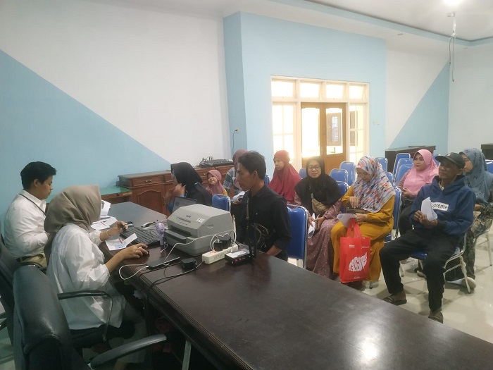 DISALURKAN: Petugas Bank Jatim menyalurkan bantuan Asistensi Sosial Penyandang Disabilitas (ASPD), Rabu (8/10).