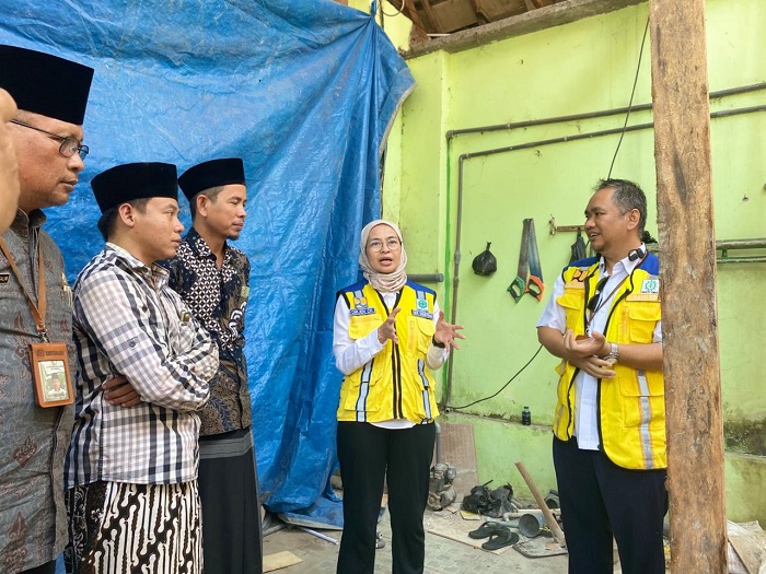 TINJAU: Direktur Jenderal Cipta Karya Dewi Chomistriana saat mengecek proyek pembangunan gedung di Ponpes Mambaul Maarif, Denanyar, Jombang, Rabu (9/10).