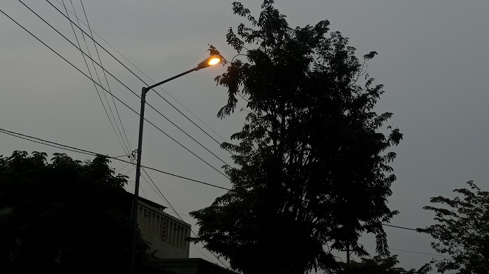 MENYALA: PJU di jalan kabupaten ruas Jl Laksda Adisucipto salah satu menggunakan sistem abonemen dengan lampu pijar.