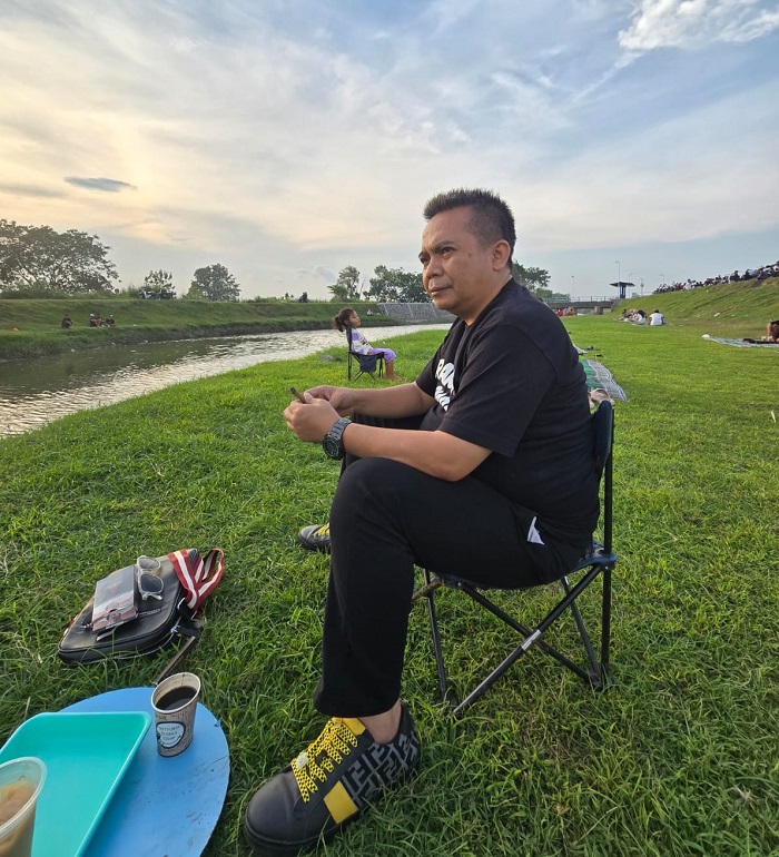 TELADAN: Wakil Ketua DPRD Jombang, HM Syarif Hidayatullah ST MMT (Gus Sentot), menikmati matahari tenggelam di rolak 70 di Desa Bugasurkedaleman, Kecamatan Gudo, Minggu (5/10).  &nbsp;