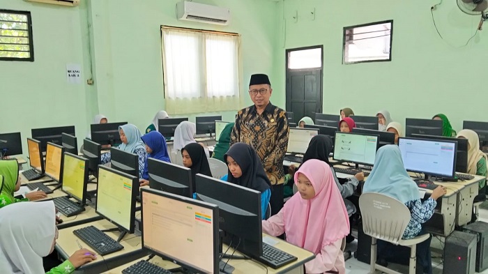 M Makhi, kepala MTsN 15 Jombang saat memantau OMI MTs Tingkat Provinsi Jawa Timur di MAN 2 Jombang