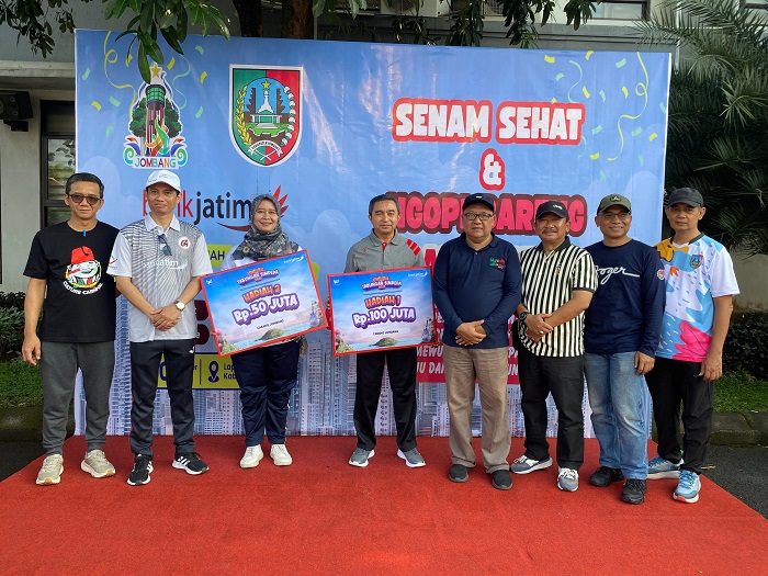 SINERGI: Pemimpin Bank Jatim Cabang Jombang, Hanif Julhamsyah, dan Asisten Perekonomian dan Pembangunan, Bambang Suntowo, menyerahkan hadiah undian Simpeda, Jumat (10/10) kemarin.