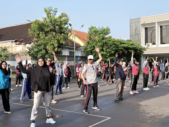 SEMANGAT: Pemimpin Bank Jatim Cabang Jombang, Hanif Julhamsyah, mendampingi Asisten Perekonomian dan Pembangunan, Bambang Suntowo, senam bersama ASN di halaman kantor Pemkab Jombang (10/10).