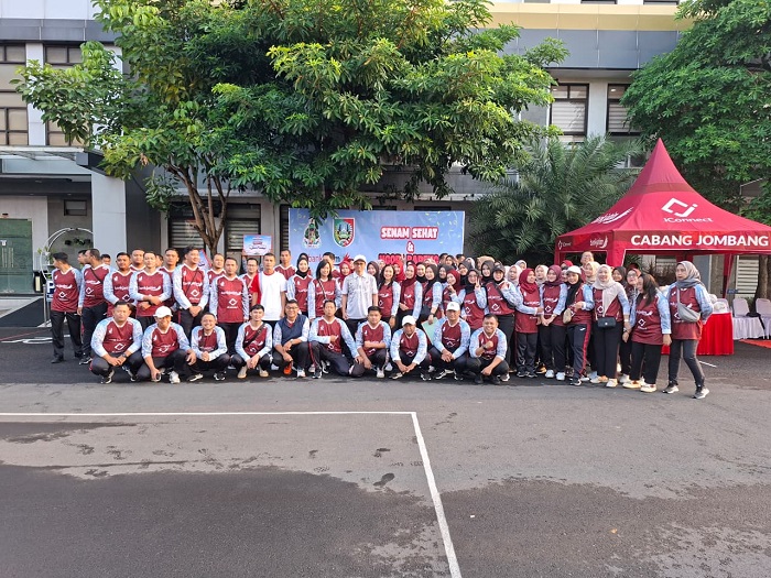 KOMPAK: Pemimpin Bank Jatim Cabang Jombang, Hanif Julhamsyah, bersama karyawan Bank Jatim.