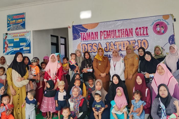 JAMINAN KESEHATAN: Kepala Desa Jatirejo Arifah bersama seluruh peserta TPG Desa Jatirejo.  &nbsp;