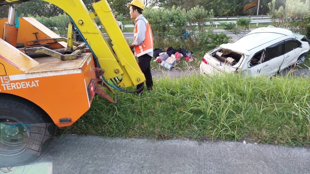 Kecelakaan tunggal terjadi di ruas Tol Jombang&ndash;Mojokerto (Jomo) KM 687+200 arah Surabaya, Sabtu (10/10) dini hari.  Mobil Toyota Avanza nopol G 1179 JZ yang membawa lima penumpang terguling usai oleng