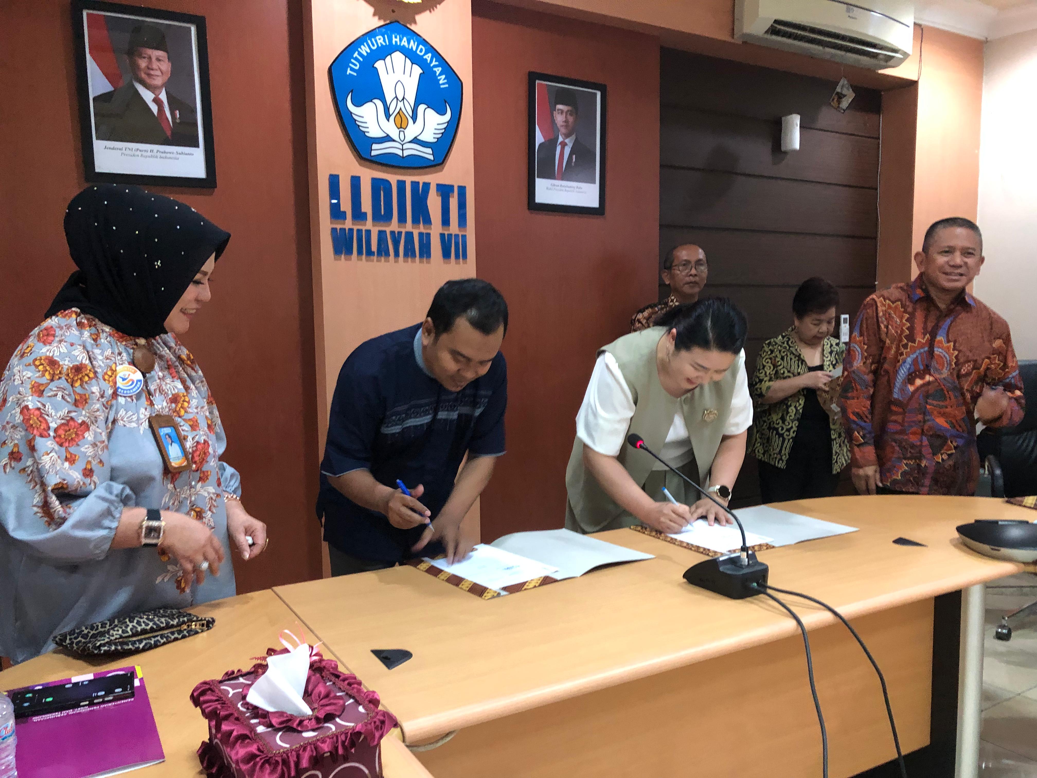 SINERGI: Penandatanganan Universitas PGRI Jombang dengan PT. Dora Bisnis Konsultindo disaksikan oleh kepala LLdikti wilayah VII Jawa Timur