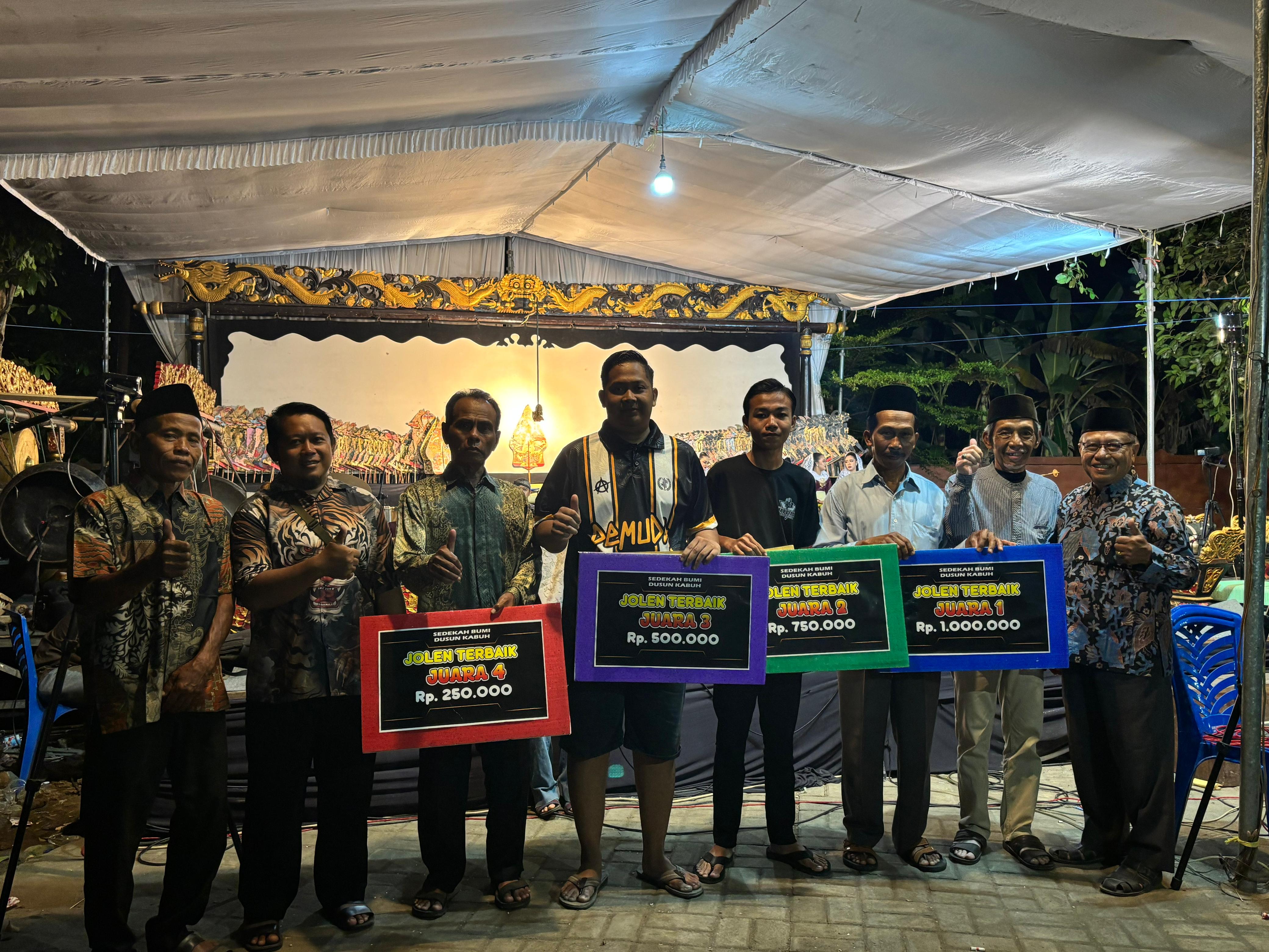Kepala Desa Kabuh Budijono memberikan apresiasi hadiah kepada pemenang penampilan jolen terbaik saat pagelaran wayang kulit di Sendang Kabuh.