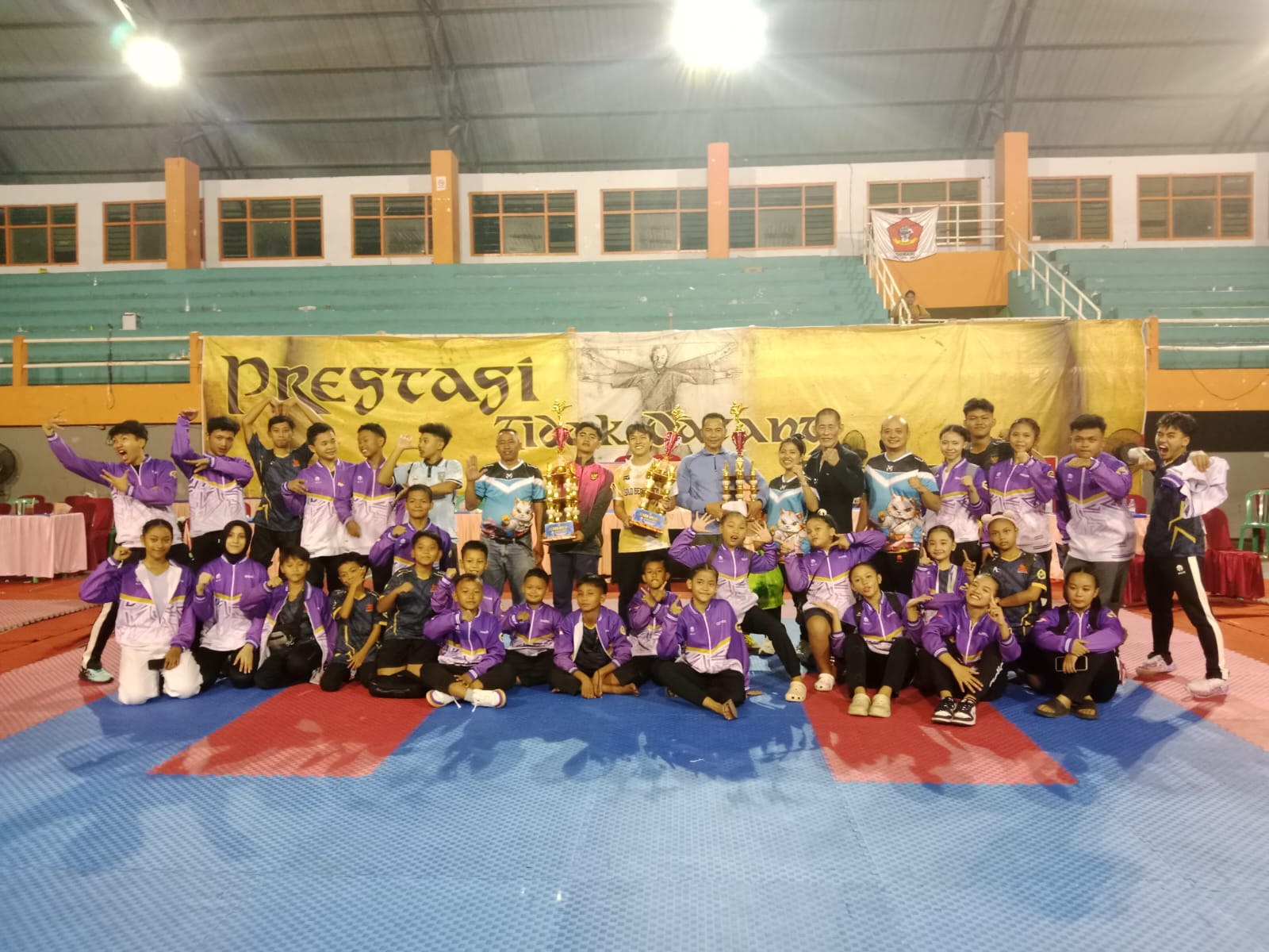 Tim JKC Jombang membawa piala utama sebagai juara umum Jombang Open Karate Championship 2025, Minggu (12/10).