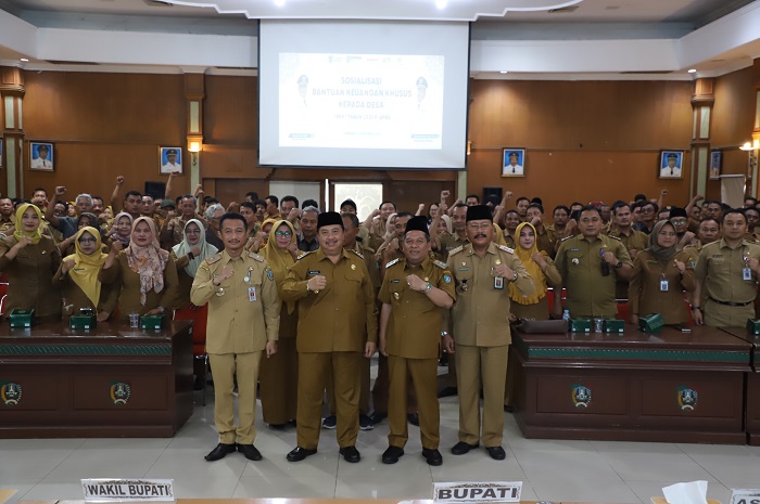 KOMPAK: Kepala DPMD Jombang Solahudin Hadi Sucipto mendampingi Bupati Jombang Warsubi saat acara, Senin (13/10).