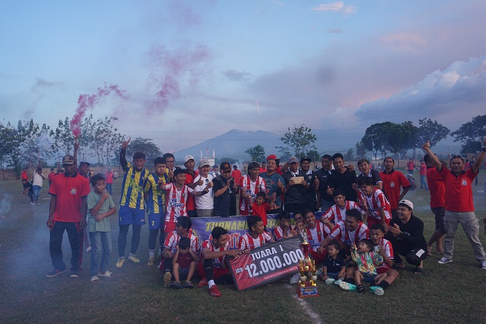 AJANG KOMPETITIF: Kepala Desa Wringinpitu H. Ahmad Yani bersama panitia dan para tamu undangan saat menyerahkan penghargaan kepada tim juara Casper FC di lapangan s