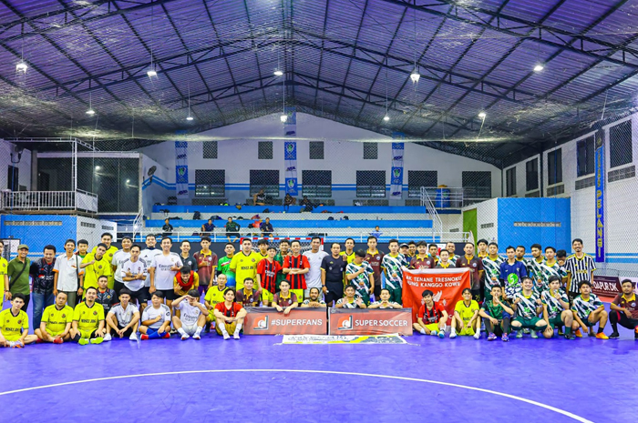 GUYUB SEDULURAN: Seluruh panitia dan tim Paguyuban Euro Fans Club Jombang berfoto bersama saat penutupan liga komunitas fans club euro perdana.  &nbsp;