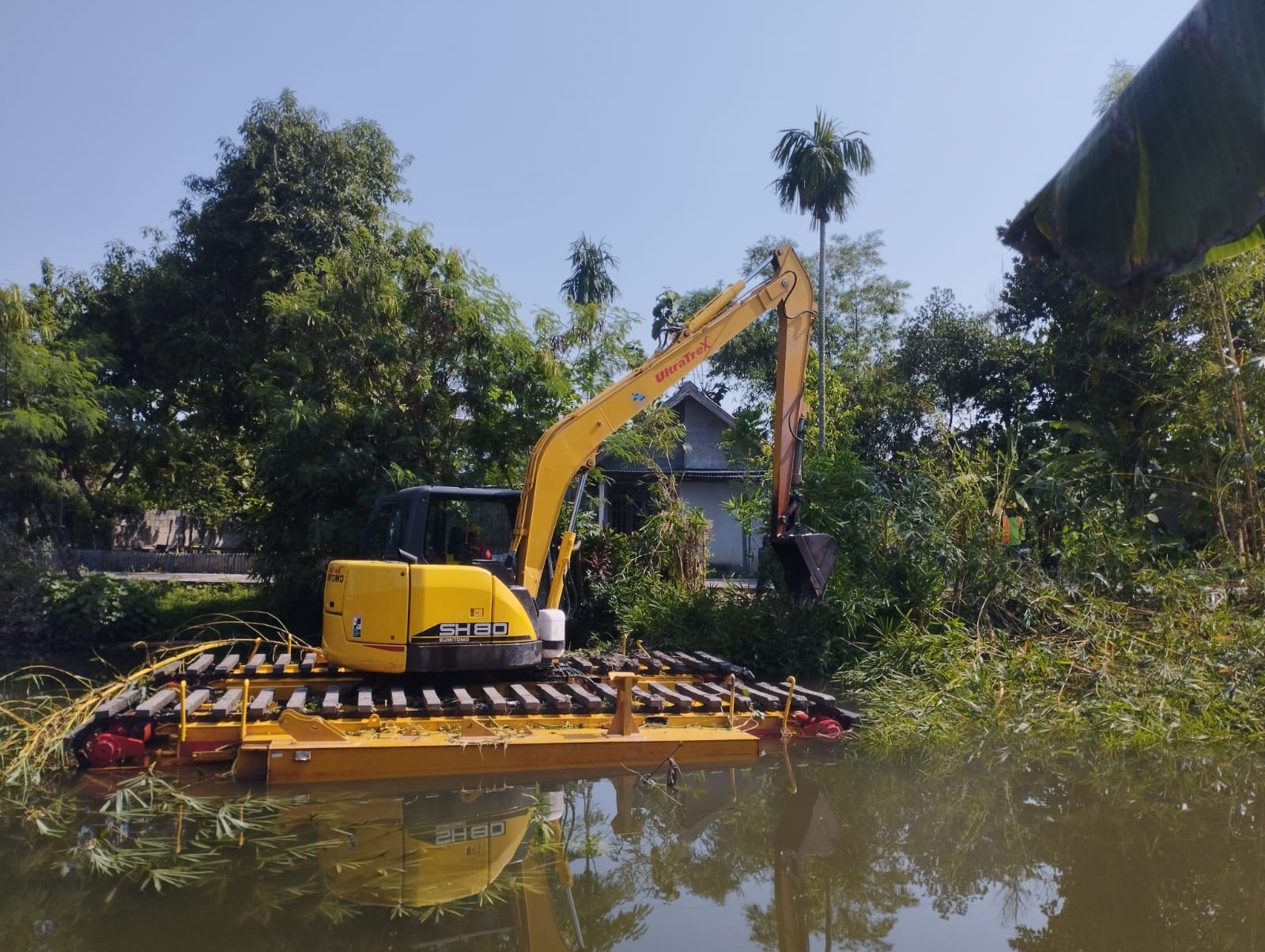 CEGAH BANJIR: Eceng gondok dan kangkung di Kali Marmoyo Desa Kudubanjar, Kecamatan Kudu dibersihkan menggunakan beckhoe amfibi, Rabu (8/10).  &nbsp;