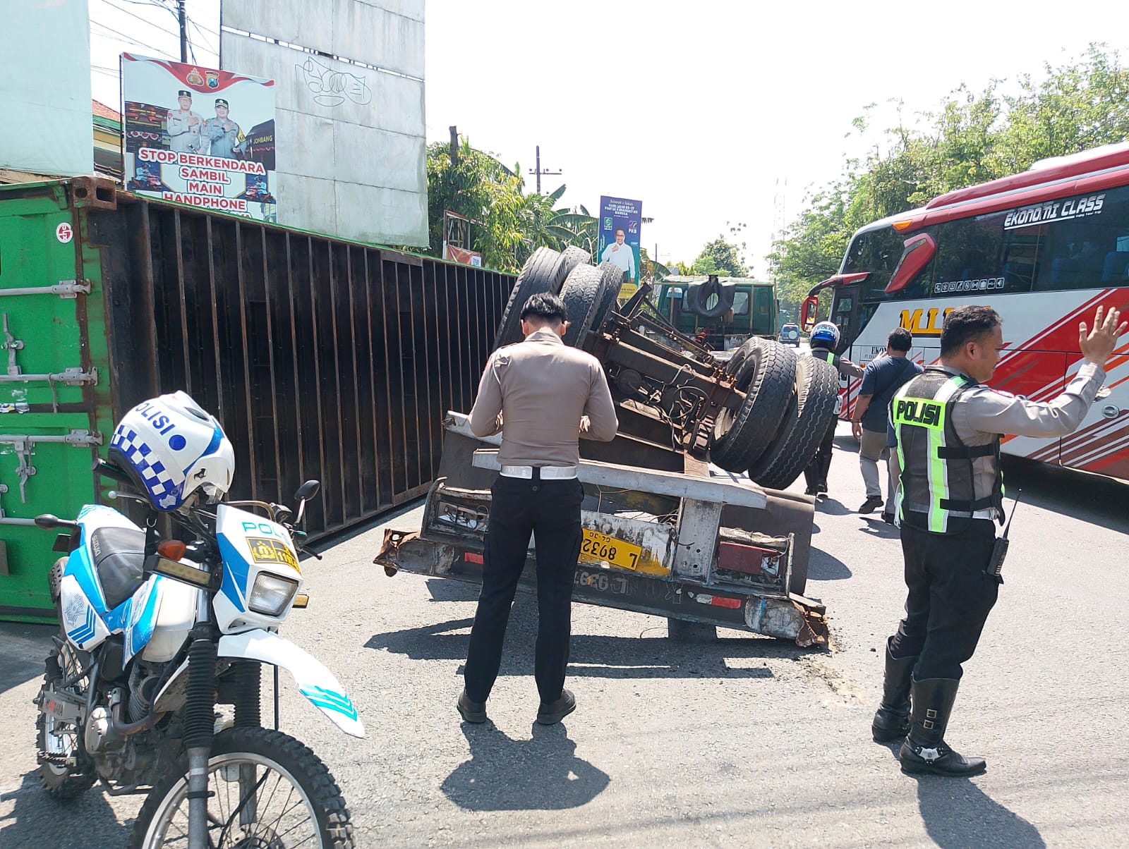 Kondisi truk kontainer yang ambruk di Perempatan Sambong Jombang