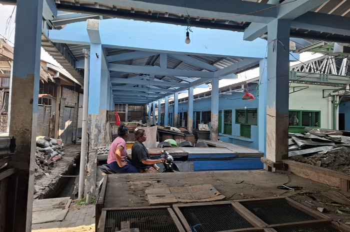 DIPERBAIKI: Lapak bagian belakang Pasar Ploso tengah dilakukan perbaikan