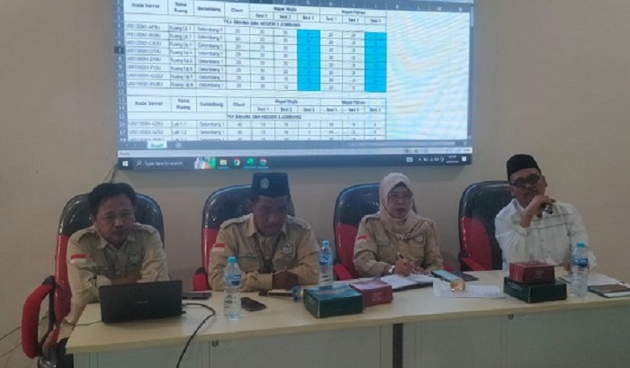 KOMPAK: Rapat koordinasi TKA bersama Kepala Seksi SMA Cabang Dinas Pendidikan Wilayah Kabupaten Jombang,  Asijah, di SMAN 2 Jombang, kemarin (14/10).