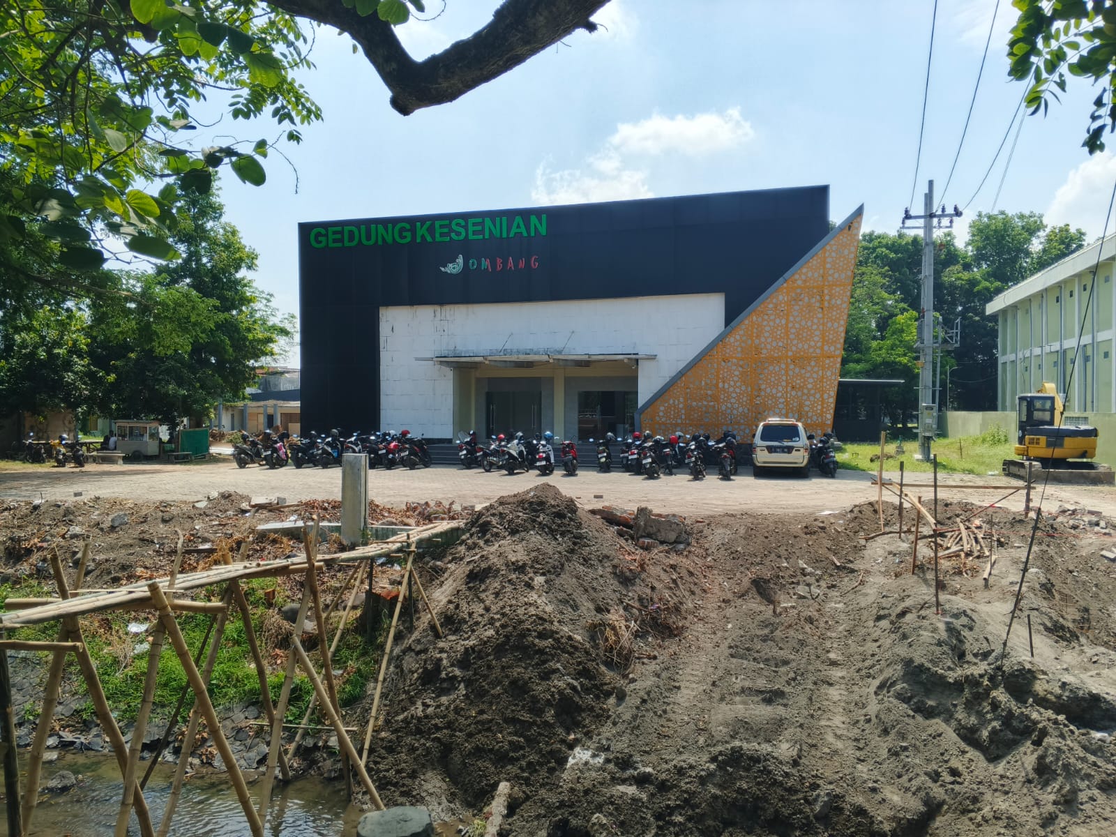 Pembangunan jembatan Gedung Kesenian Jombang yang menelan anggaran sekitar Rp 1,8 miliar mulai dikebut.