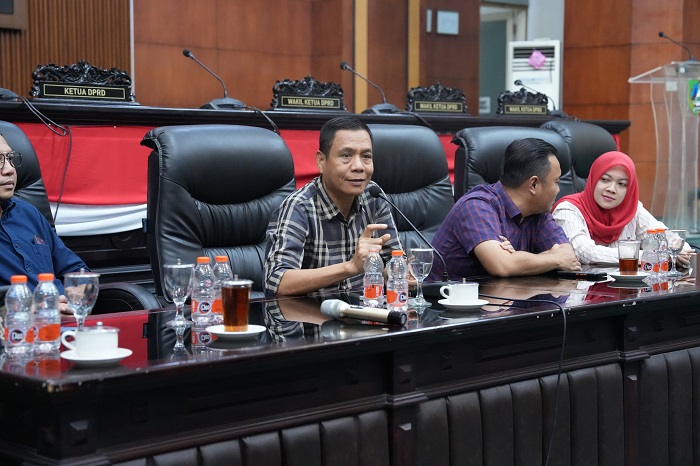 AMANAH: Ketua DPRD Jombang, Hadi Atmaji, meneken kesepakatan dengan aktivis di gedung dewan, Sabtu (11/10).