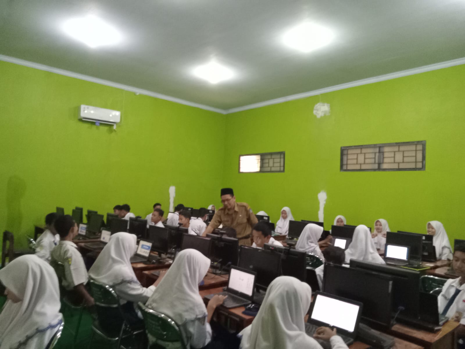 Siswa kelas 12 SMA Darul Ulum 1 Unggulan saat mengikuti pembelajaran di lab komputer (15/10).
