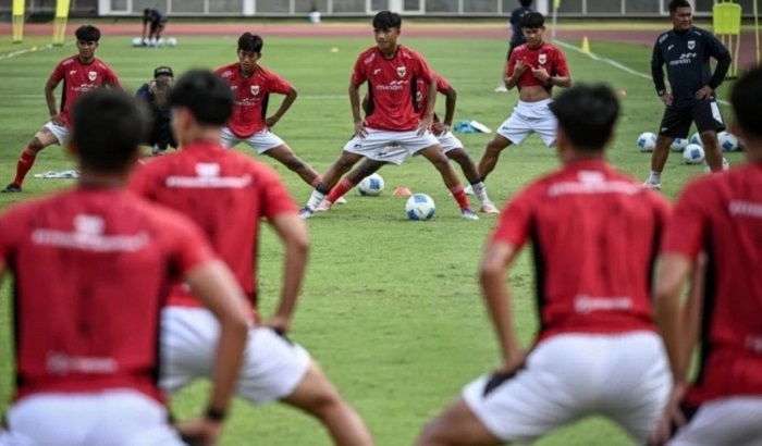 Sejumlah pesepak bola Timnas Indonesia U-17 mengikuti sesi latihan di Stadion Madya, Kompleks GBK, Senayan, Jakarta latihan tersebut sebagai persiapan untuk menghadapi Piala Dunia U-17