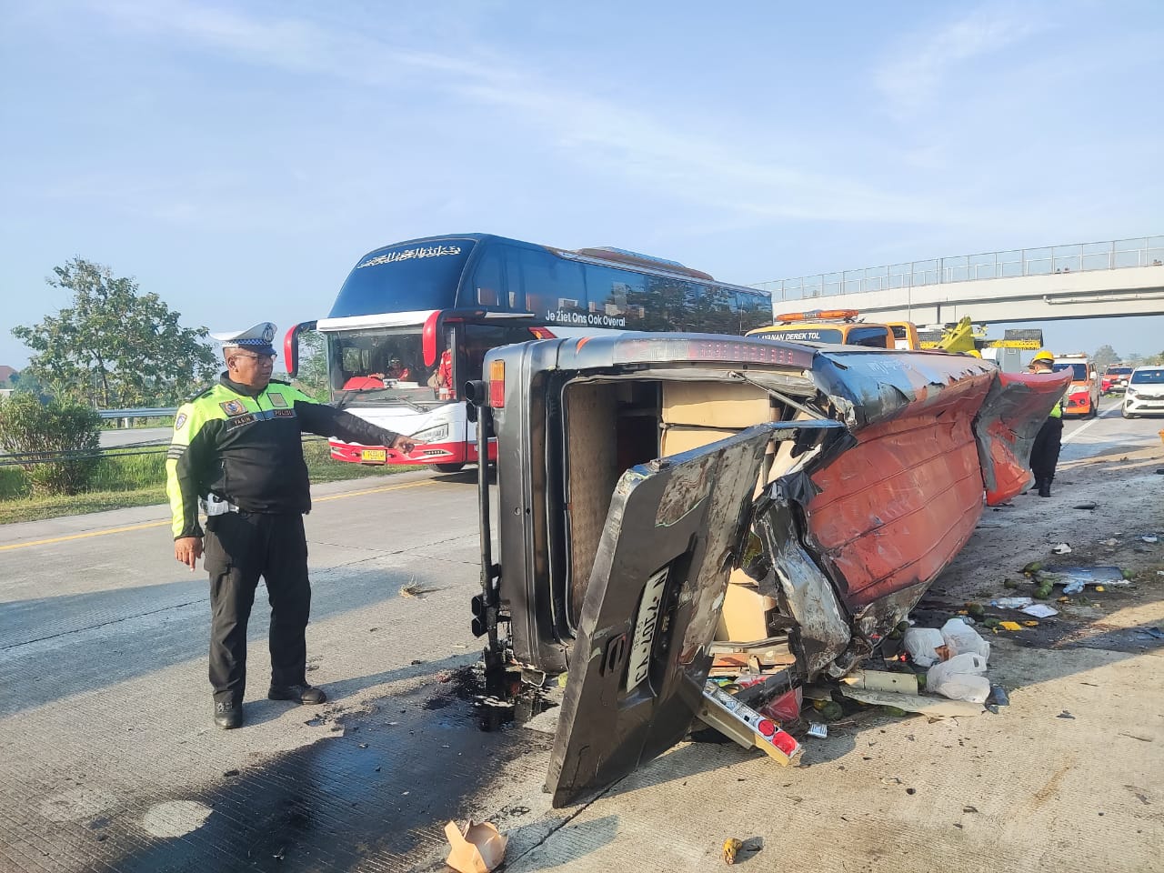 Kondisi elf berisi rombongan warga Madura yang terguling di Tol Jombang Mojokerto