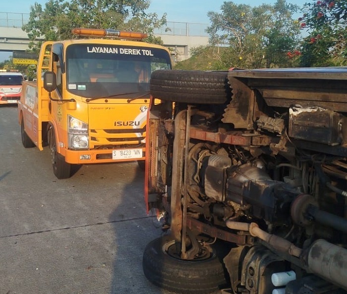 Sebuah kendaraan Isuzu Elf penuh penumpang terguling di Tol Jombang&ndash;Mojokerto (Jomo) KM 704+800 A, Kamis (16/10/2025) pukul 05.25 WIB.