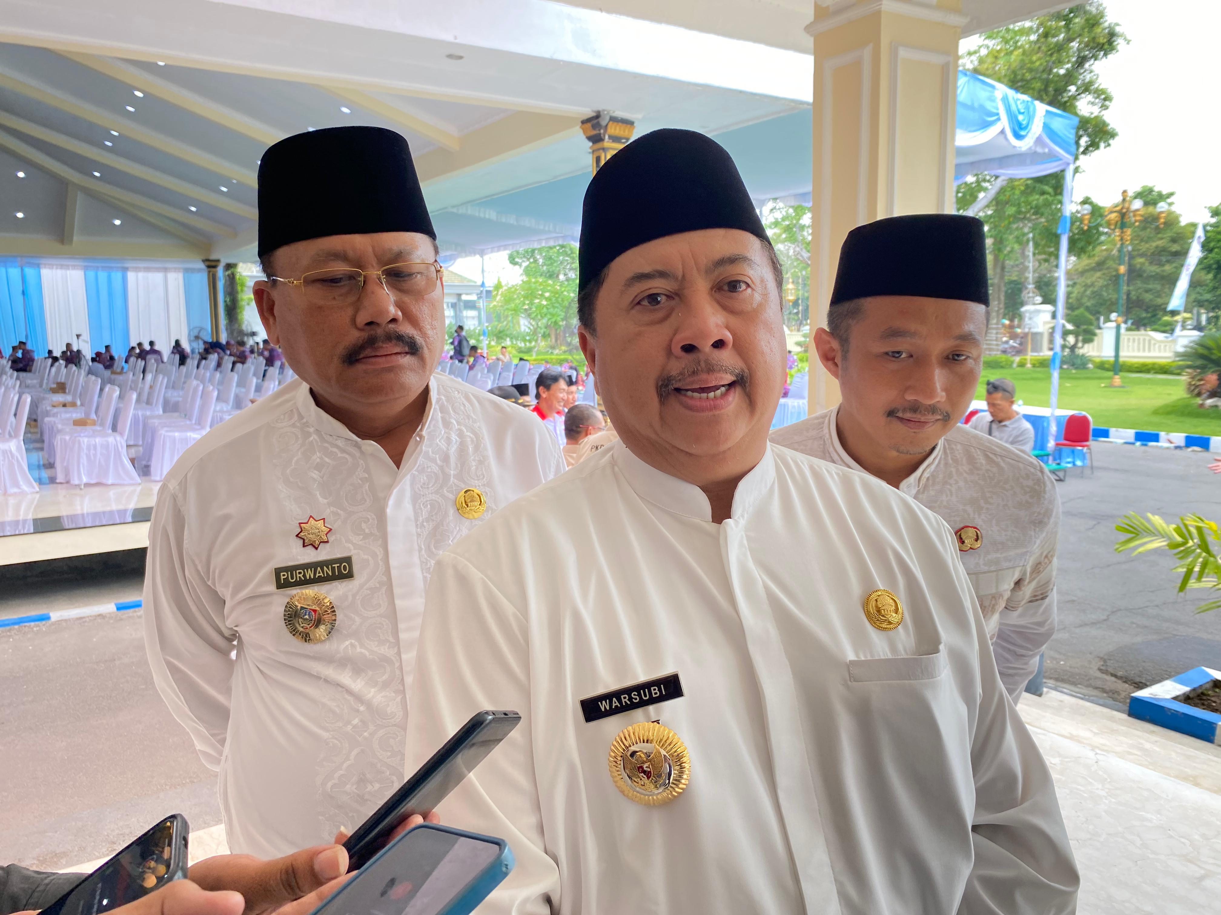 GAMBLANG: Bupati Jombang Warsubi saat memberikan penjelasan kepada wartawan, Rabu (15/10).  &nbsp;