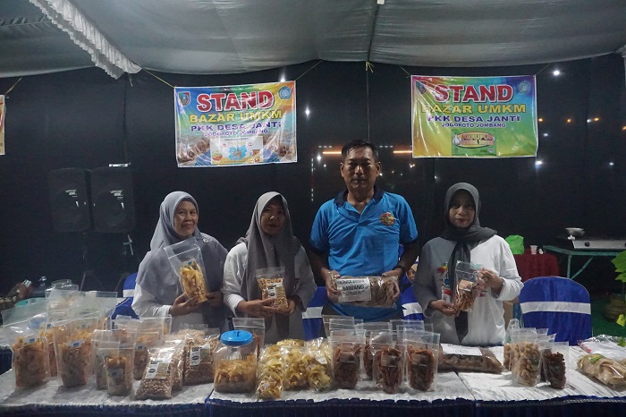BENTUK KELOMPOK WARGA: Kepala Desa Janti H Musta&rsquo;in didampingi perwakilan kelompok warga saat gelar potensi desa dan pasar rakyat 2025 di lapangan Jogoroto.