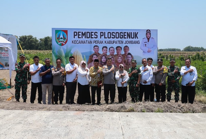 DUKUNG PROGRAM PUSAT: Kepala Desa Plosogenuk Purnami beserta segenap jajaran perangkat desa dan tamu undangan saat berada di area persawahan Dusun Genuk sebagai lok