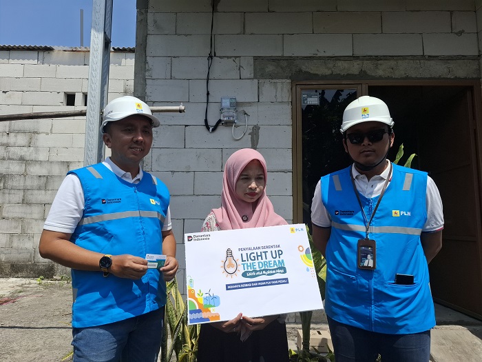 PLN Unit Pelaksana Pelayanan Pelanggan (UP3) Mojokerto memberikan penyalaan listrik gratis ke warga Desa Dapurkejambon,  Jombang