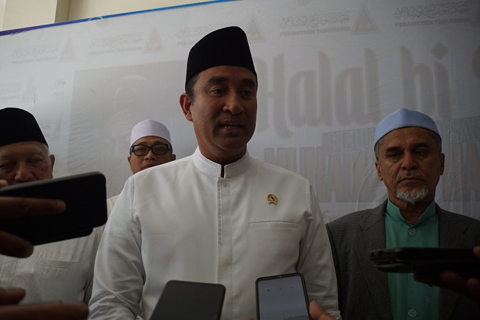 BERI PENJELASAN: Kepala BNN Komjen Suyudi Ario Seto saat berkunjung ke Ponpes Tebuireng, kemarin (17/10).  &nbsp;