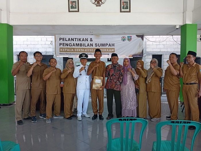 &nbsp;  OPTIMALKAN RODA PEMERINTAHAN: Kepala Desa Randuwatang Syamsudin bersama jajaran perangkat desa setelah pelantikan dan pengambilan sumpah kasie kesra baru .  &nbsp;