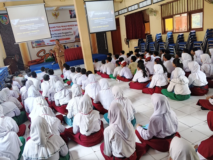 TEGAS: Kepala SMPN 1 Mojoagung, Yoni Tri Joko Kurnianto, saat memotivasi siswa baru Juli lalu.