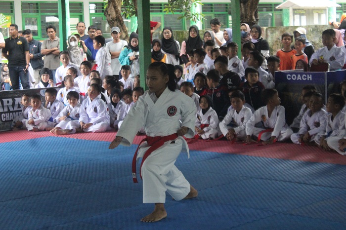 JUARA: Ghea Qumairah Prameswari Sekar Kinanthi, siswi SDN Kepanjen 2 yang akan ikut final O2SN tingkat nasional saat tampil di sekolah.  &nbsp;
