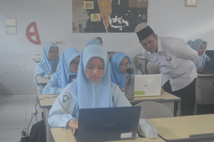 TERAMPIL: Siswa MAN 3 Jombang mengikuti kegiatan di lab komputer (22/1).  &nbsp;
