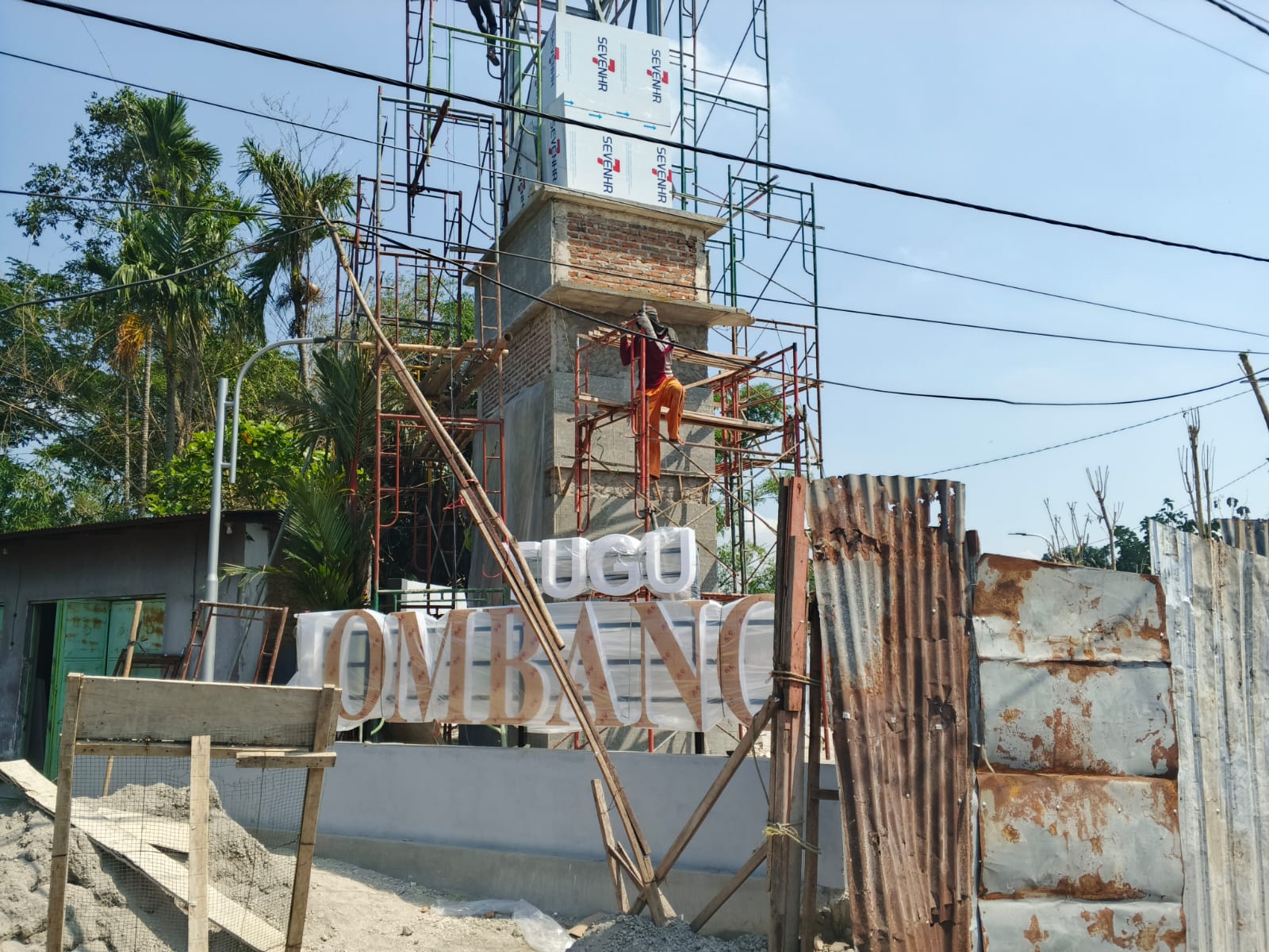Proyek pembangunan Tugu Jombang di Desa Gondangmanis, Kecamatan Bandarkedungmulyo, dipastikan molor dari jadwal. Bangunan senilai Rp 1,03 miliar itu seharusnya rampung Jumat (17/10).