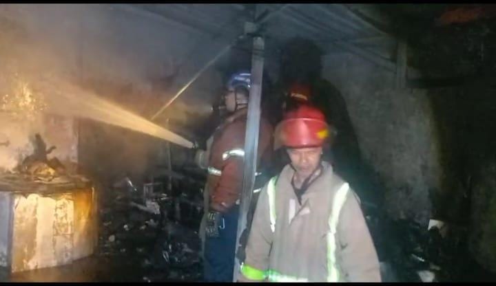 Kebakaran melanda dapur rumah warga di Dusun Kepuhpandak, Desa Sidowarek, Kecamatan Ngoro, Kabupaten Jombang, Jumat (17/10/2025) malam.