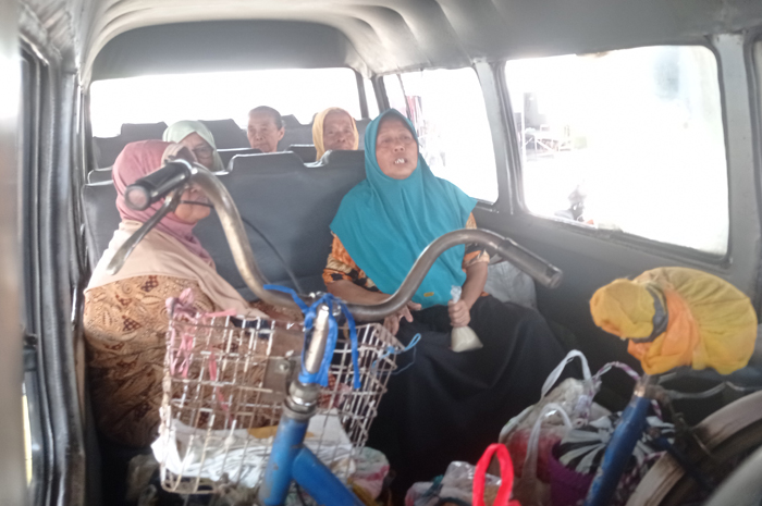 NGETEM: Angkutan umum yang masih beroperasi di Terminal Ploso menunggu penumpang merupakan pedagang di Pasar Ploso. SIAP PULANG: Kondisi di dalam angkutan umum yan