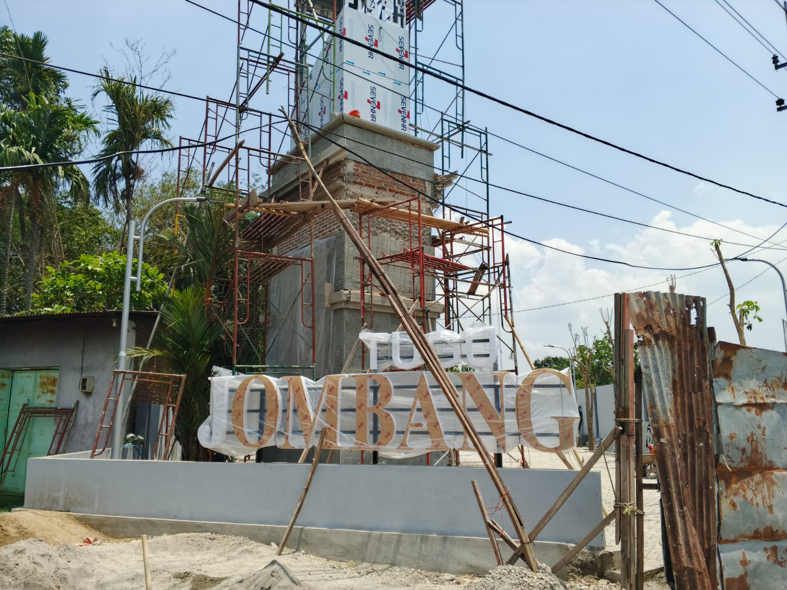 pembangunan proyek Tugu Jombang di Desa Gondangmanis, Kecamatan Bandarkedungmulyo, belum juga rampung.