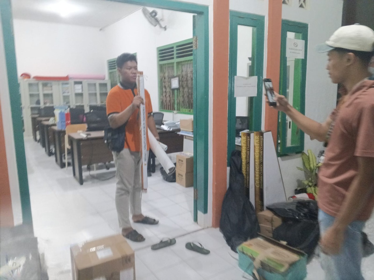 Kepala Sekolah Rakyat Jombang, Andik Minarto menerima kiriman sarpras dari Kemensos.