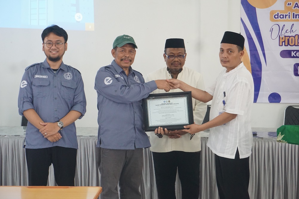 Kepala SMK Muhammadiyah 1 Ngoro, Jombang Alfian Rohman Rosyid SH MPd menerima secara simbolis bantuan panel surya mini dari Prof Dr Ir Imam Robandi MT IPU.